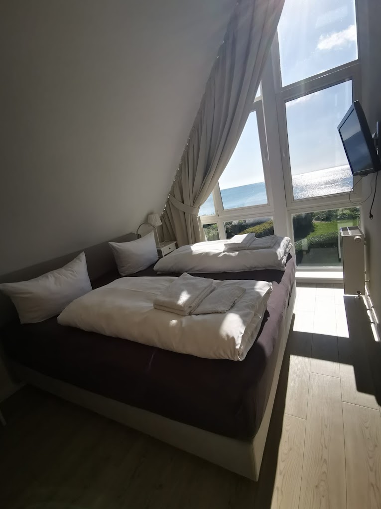 Ferienwohnung in Timmendorfer Strand nach der Reinigung – gästebereit mit frischer Wäsche und Meerblick